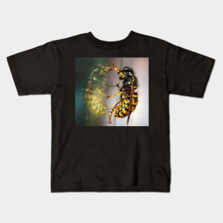 A sad hornet stares at its own reflection Kids T-Shirt